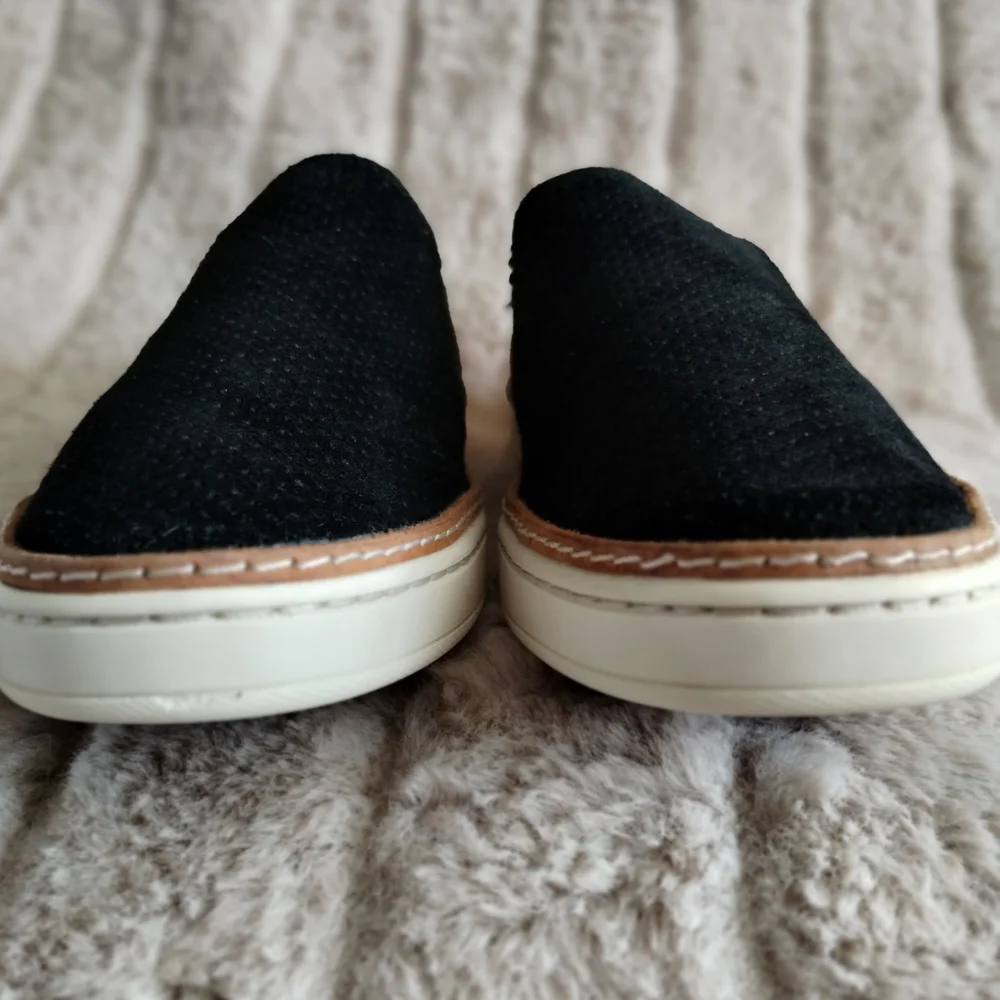 UGG Slip-On Sneakers Black Perforated Leather Casual Shoes Women’s 7.5
